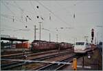 So viele BLS Re 4/4 (Re 425) bekommt man heute nicht mehr zu sehne...

Sechs BLS Re 4/4 und eine ICE in Basel Bad. Bf. 

Analogbild vom Sommer 2005