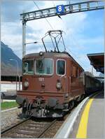 BLS Re 4/4 181 - 189 ab 1974; die BLS Re 4/4 181  Interlaken  wartet in Interlaken Ost mit ihrem RE nach Zweisimmen auf die Abfahrt.