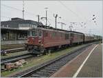 BLS Re 4/4 166 - 173, ab 1970; die BLS Re 4/4 169  Bönigen  und eine weitere sind mit einem Güterzug in Basel Bad Bf unterwegs.

12. April 2006