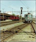 Ein Analogbild der EBT SMB VHB Re 4/4 III 112  Solothurn  und einem De 4/4 aus Solothurn.