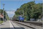 Die WRS Re 430 112 ist mit einen Extrazug in Burier in Richtung Wallis unterwegs.