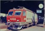 Die SBB Re 4/4 IV 10102 mit einem Internationalen Schnellzug von Milano nach Genève beim Halt in Lausanne. 
Sept. 1985