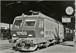 Die SBB Re 4/4 IV 10102 mit einem internationalen Schnellzug (wahrscheinliche Milano - Genève), wie am Gepäckwagen hinter der Lok zu erkennen ist beim Halt in Lausanne. 
Das Anlalog-Bild wurde 1985 aufgenommen.