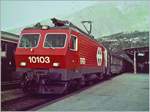 Die SBB Re 4/4 IV  Luino  10103 mit dem TEE 23 Cisalpin beim Halt in Brig.
18. Okt. 1983