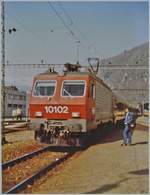 Die SBB Re 4/4 IV 10102 wartet in Brig mit ihrem Schnellzug 321 Genve/(Bern)- Brig - Milano - Venezia auf die Abfahrt.
19. April 1984