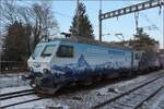 Re 446 018 der EDG mit Matterhorn im Schnee in Rheinfelden (AG).