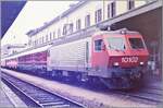 Die SBB Re 4/4 IV 10102  Luino  wartet mit IC nach Gen�ve in Domodossla auf die Abfahrt.