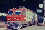 Die SBB Re 4/4 IV 10102 mit einem Internationalen Schnellzug von Milano nach Genève beim Halt in Lausanne. 
Sept. 1985