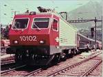 Die SBB Re 4/4 IV 10102  Ostermundingen  mit dem Schnellzug 226  Lutetia  von Milano nach Paris (via Vallorbe) beim Halt in Brig. 

30. Juli 1983