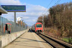 Auf der Zürcher S7 über Kloten: Kloten-Balsberg, mit einer S7 Richtung Winterthur fahrend. Am Zugsende die Lok 450 051. 6.Februar 2023 