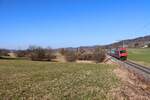Die Kempttalbahn: Im Schilf- und Sumpfgürtel um den im Hintergrund sichtbaren Pfäffikersee.