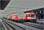 Das Bild ist qualitativ leider nicht so top, aber wohl eher selten: die RM Re 456 143 erreicht mit ihrem Güterzug den Bahnhof von Solothurn, wo ein RM RBDe 4/4 I mit Bt 923 auf die Abfahrt nach