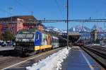 SOB/SBB: Der VORALPEN EXPRESS mit Re 456 am Zugsschluss und S Bahn nach Luzern mit RBDe 560 DOMINO bei einem Zwischenhalt in Arth Goldau am 26. Februar 2015.
Foto: Walter Ruetsch