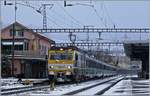 Mit je einer Re 456 an der Spitze und am Schluss fährt ein Vorappenexpress von Luzern nach St.Gallen durch Immensee.