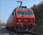 Ausser am Bahnsteig kommt man bei Vollbahnen selten so nahe in Kontakt, wie bei der Bahn im Sihltal.