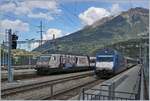 Die SBB Re 460 041-7  Rotes Kreuz  und die Re 460 079-7  Gotthard 2016  warten mit ihren Zügen nach Romanshorn und Genève-Aéroport in Brig auf die Abfahrt.