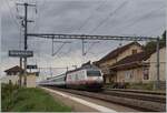 Die SBB 460 083-9  Coop  ist mit einem IR in Grandvaux auf dem Weg nach Luzern.