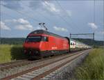 Fernverkehrstag auf der Altstrecke.

Re 460 098 'Balsberg' schiebt bei Bettenhausen einen IC nach. Zuglok ist Re 460 095 'Bachtel'. Juni 2023.