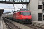 Am 1 Jänner 2024 steht SBB 460 085 mit IC-Zug in Spiez.