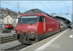 Die SBB Re 460 076-3  Leventina  wartet mit einem IC nach Genève Aéroport in St.