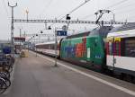 SBB: Der  KOSTANZER  IR 2131 mit der Zwischenlok Re 460 087-0  rekarail  in Solothurn-HB am 12. November 2014 bei der Abfahrt nach Kostanz, wo er um 19.00 Uhr eintreffen wird.
Foto: Walter Ruetsch 