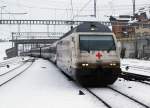 SBB: Die Werbelok Re 460 041-7 bei der Einfahrt in den Bahnhof Spiez am 2.