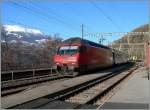 Die Re 460 110-0 mit einem IC Richtung Brig bei der Durchfahrt in Ausserberg.