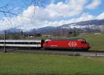 SBB: Re 460 zwischen Wangen an der Aare und Niederbipp unterwegs am 3. März 2015. Dieser vor der Kulisse der ersten Jurakette fotografierte IR wird sein Ziel Konstanz um 17.00 Uhr erreichen.
Foto: Walter Ruetsch  