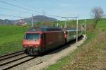 SBB: IC Konstanz-Biel bei Niederbipp am 14. April 2015. Nicht alltäglich ist die Einreihung der Re 460 103-5 vor dem Steuerwagen. Normalerweise werden diese Züge nach Biel geschoben.
Foto: Walter Ruetsch