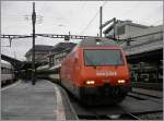 Die SBB Re 460 063-1 wirbt am trüben 18.