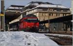 Im leicht verschneiten Bahnhof von Lausanne wartet die SBB Re 460 012-8 mit ihrem IR auf die Abfahrt Richtung Brig.