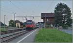 Da die RER Züge von Lausanne in Villenueve enden, halten an der schmucken Station von Roche VD zur Zeit nur vier Zugspaare, und so fährt auch die SBB RE 460 094-6 mit ihrem IR 1707 ohne Halt durch.
12. August 2015