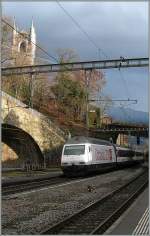 Die SBB Re 460 098-7-  Biasca  wirbt für den Gotthardtunnel.