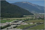 Die Suche nach einem besseren Fotostelle für die neue Rhonebrücke führten mich an Nahe an den sicheren Abgrund; doch von dort hat man eine schönen Blick auf die Brücke und die Rhone-Eben des Chablais. Im Hinterrund ist Monthey zu erkennen, in der Bildmitte liegt Massongex und auch die Fahrplanfeld Strecke 130 (St-Maurice - St-Gingolph) ist zu sehen. Das Gebiet rechts der Rohne gehört bereits zum Kanton Waadt, welches eine Re 460 mit dem IR 1816 von Brig nach Genève gerade erreicht hat. 26. August 2016