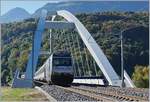 Fast 23 Meter über die Gleise wölbt sich die beiden Bögen der SBB Brücke  Massogex , die zwischen Bex und St-Maurice über die Rhone führt.