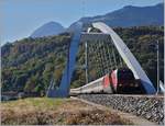 Fast 23 Meter ber die Gleise wlben sich die beiden Bgen der SBB Brcke  Massongex , die zwischen Bex und St-Maurice ber die Rhone fhrt. Die Brcke weist eine Spannweite von 125.8 Meter auf und gilt als lngste Sthlerne Eisenbahnbrcke der Schweiz. Sie ersetzt seit 2016 die beiden aus den Jahren 1903 und 1924 stammenden eingeleisigen Stahlbrcken. (Tech. Ang. Quelle: TEC21 Nr 41). Das Bild zeigt die SBB Re 460 054-0, die mit ihrem IR von Brig nach Genve unterwegs ist.
11. Okt. 2017