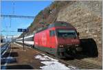 Die SBB Re 460 035-9 mit einem IC auf der Fahrt Richtung Brig bei der Durchfahrt in Hohtenn.