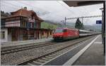 Die SBB Re 460 056-5 fährt mit einem IC von Brig nach Basel in Mülenen durch.