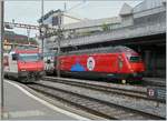 Die SBB Re 460 058-1  100 Jahre Zirkus Knie  wartet mit ihrem IC1 713 von Genève Aéroport nach St.