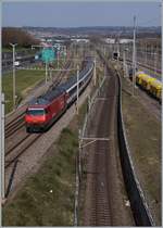 Die SBB Re 460 033-6 im einen IR90 nach Genève bei Lonay-Préveranges.