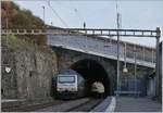 Die SBB Re 460 005-2  Thales  schiebt in Lutry ihren IR in den 136 Meter langen  Tour-de-Bertholod Tunnel.