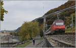 Der an drei Wochenenden stattgefunden Umleitungsverkehr der RE und IR 90 via die Train de Vigens Strecke ist zwar (zumindest für den Moment) beendet, doch durch den Fahrtrichtungswechsel der umgeleiteten Züge in Palézieux verkehren zur Zeit einige IR 90 in umgekehrter Reihenfolge, d.h. mit der Lok Seite Wallis.

Bei Villeneuve, den 20. Okt. 2020