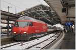 Die SBB Re 460 096 (UIC Re 460 9185 4 460 096-1 CH-SBB) wartetet mit ihrem aus EW IV formierten IC 1 723 in Lausanne auf die Abfahrt nach St.Gallen.