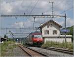 Und auch die SBB Re 460 084 ist infolge des Sommerfahrplans 2018 mit ihrem Zug auf der  alten Hauensteinlinie unterwegs und fährt durch den Bahnhof von Läufelfingen in Richtung Basel. (Sommerfahrplan 2018) 11. Juli 2018