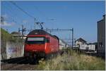 Die ihren IC schienend SBB Re 460 028-4 hat soeben den  Alten Hauenstein  Tunnel verlassen und fährt nun durch den Bahnhof von Läufelfingen in Richtung Basel.