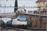 Die SBB Re 460 016  ciba  mit einem Schnellzug bei der Durchfahrt in Rivaz. 

Analogbild vom April 1995