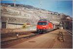 Die SBB Re 460 war als Mehrzwecklok geplant und gebaut und zog am Anfang auch Güterzüge, wie dieses Analog Bild der Re 460 074-8 mit einem Güterzug auf der Fahrt in Richtung Lausanne bei der Durchfahrt in Rivaz zeigt. 

Analogbild vom März 1994