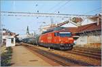 Die SBB Re 460 010-2 fährt mit einem Schnellzug in Richtung Brig in Rivaz druch.