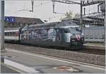 Als diese SBB Re 460 028-4 für den grössten Umkostenfaktor des Bahnbetriebs warb, durfte dieser die schöne blau/rote Krawatte schon nicht mehr tragen...

Wie gut stammt das Bild aus längst vergangenen Zeiten vor mehr als einem Jahr; heute ist nicht nur der Big Boss sondern auch sein Personal wieder stolz auf unsers SBB! 

Vevey, den 28. April 2017