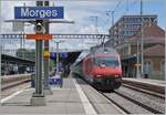 Die SBB Re 460 072-2 fährt mit einem IC1 durch den Bahnhof von Morges. 

2. August 2021